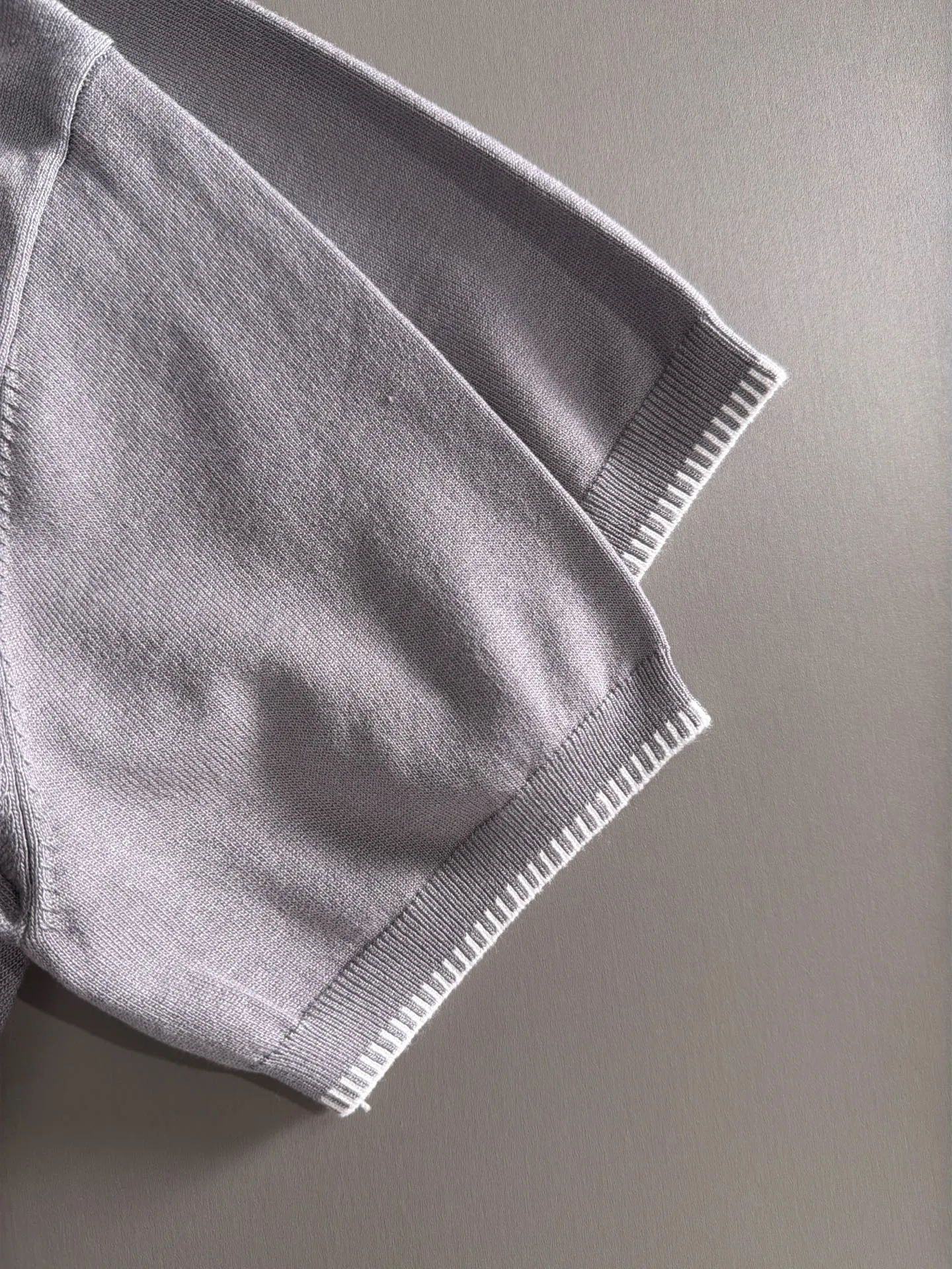 LP high quality Loro Piana 26ss New Arrival men's short-sleeved knitted T-shirt. Made of combed cotton yarn knitted cotton fabric, no pressure when entering and exiting the counter. Exclusive control of raw materials. It feels substantial when weighed, and the upper body is more textured than ordinary T-shirts. This texture can handle the weather easily and is suitable for both hot and cold! Loose fit design, looks noble. The only correct version is available Size: M to 4XL